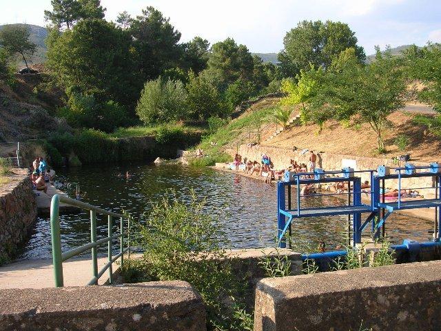 Marvão abre la temporada de baños en la piscina natural de La Portagem y anima a los españoles a acudir