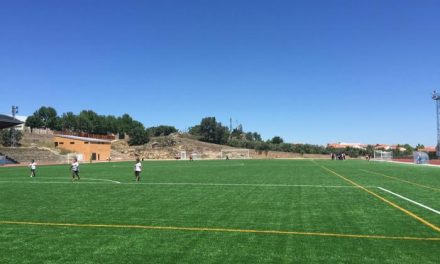 El campo de fútbol de césped artificial de Valencia de Alcántara acoge el primer encuentro del club deportivo