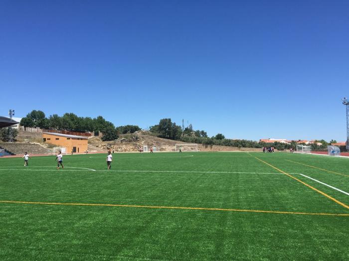 El campo de fútbol de césped artificial de Valencia de Alcántara acoge el primer encuentro del club deportivo