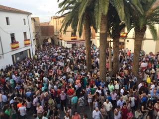 Cientos de personas dan la bienvenida a San Juan en el acto de presentación del Abanderado de Coria