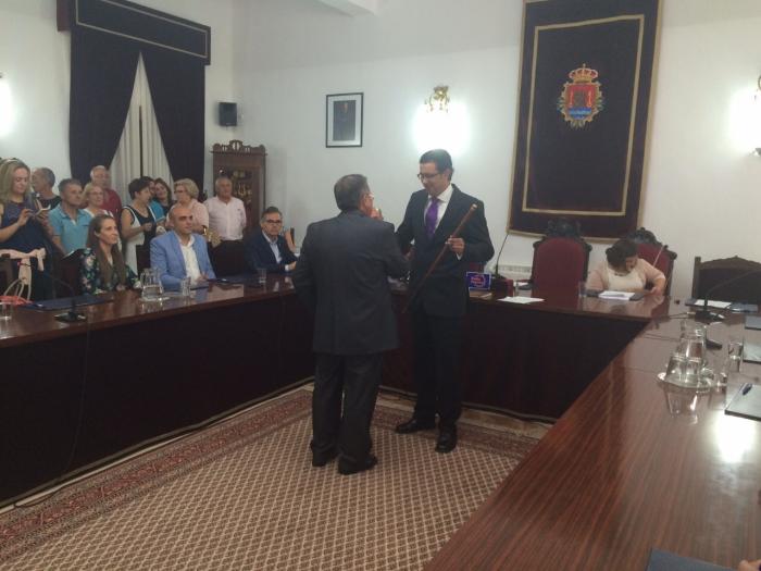 Piris apuesta por la unidad de gobierno y oposición en su investidura como alcalde en Valencia de Alcántara
