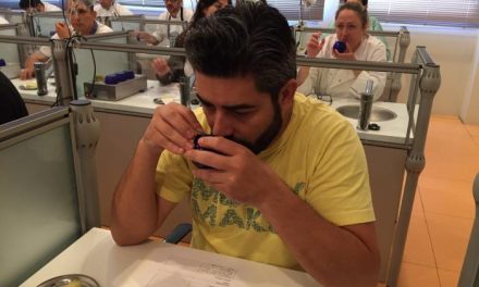 Profesionales de la hostelería aprenden a diferenciar el aceite ecológico en una cata ciega en la ESHAEX