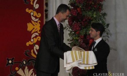 El novillero Juan Carlos Carballo, de Valencia de Alcántara, recibe un premio de manos de Felipe VI