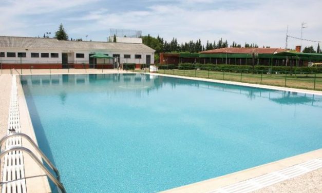 Las piscinas municipales de Coria han estrenado este lunes la temporada de baño de este verano