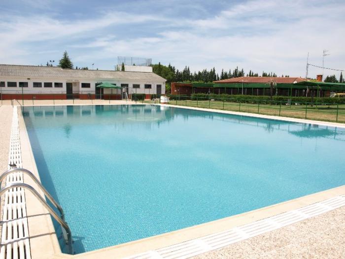 Las piscinas municipales de Coria han estrenado este lunes la temporada de baño de este verano