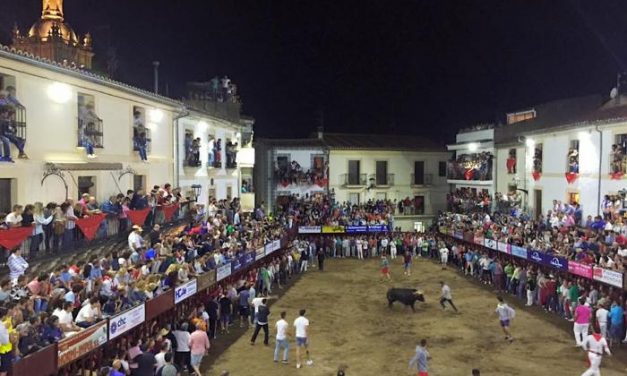 Coria continúa con la celebración de San Juan con eventos taurinos y el concierto del grupo Decai