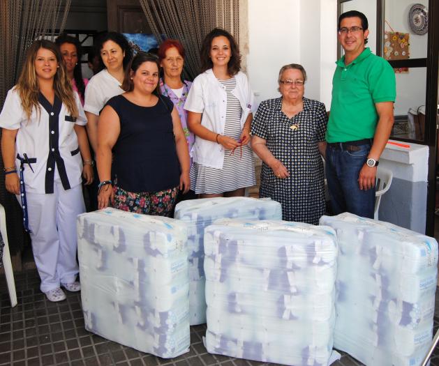 La residencia Santo Antonio de Valencia de Alcántara recibe material para el cuidado de los residentes