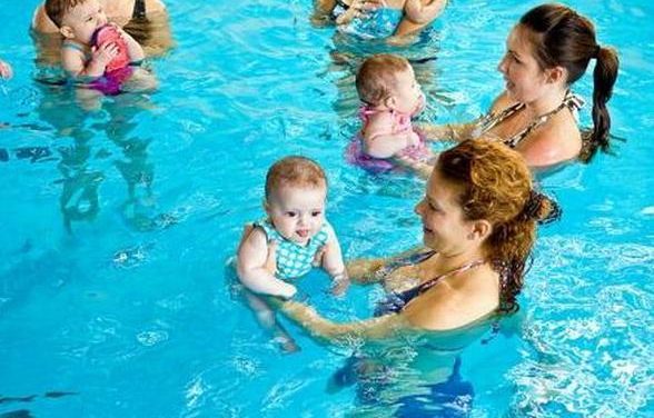 El Ayuntamiento de Moraleja propone cursos de natación para bebés para fomentar la práctica deportiva