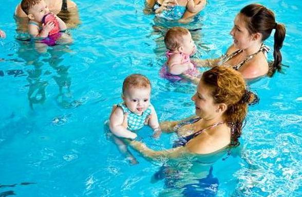 El Ayuntamiento de Moraleja propone cursos de natación para bebés para fomentar la práctica deportiva