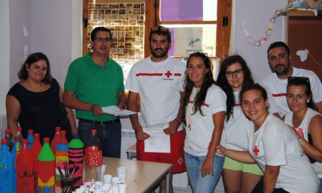 Los jóvenes del Espacio Educativo de Cruz Roja disfrutan gratis de la piscina de Valencia de Alcántara