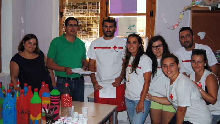 Los jóvenes del Espacio Educativo de Cruz Roja disfrutan gratis de la piscina de Valencia de Alcántara