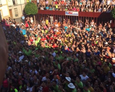 Cientos de jóvenes dan la bienvenida a San Buenaventura durante el pregón de las fiestas