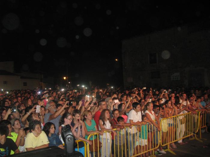 Cientos de personas acuden al concierto gratuito del latino Henry Méndez en Moraleja