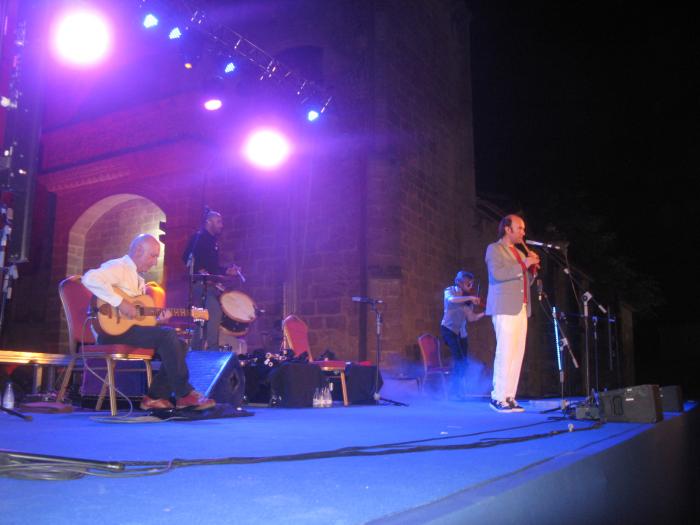 Carlos Núñez ofrece el concierto de apertura del Festival de Guitarra de Coria con casi 1.000 espectadores