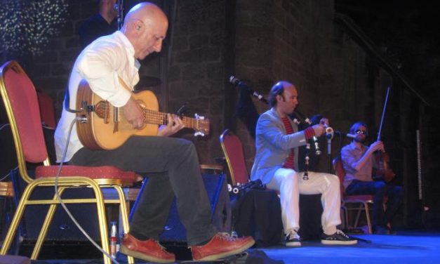 Carlos Núñez ofrece el concierto de apertura del Festival de Guitarra de Coria con casi 1.000 espectadores