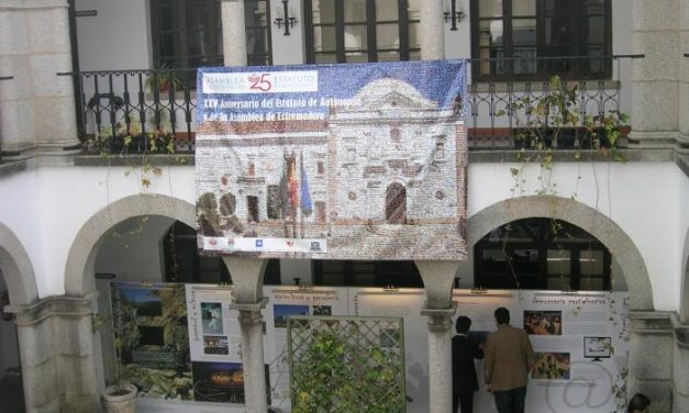 El patio del Ayuntamiento de Coria acoge la exposición del 25 aniversario de la Asamblea de Extremadura