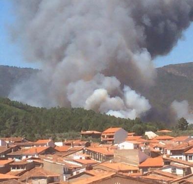 Más de cincuenta medios aéreos y terrestres trabajan en el control y extinción del incendio de Acebo