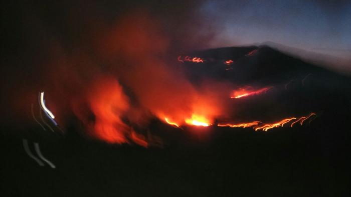 El Ministerio de Agricultura refuerza el dispositivo aéreo y terrestre para la extinción del incendio de Acebo