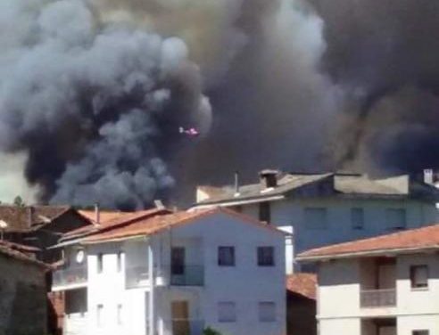 El Puesto de Mando Avanzado estudia la evacuación de Cilleros y Villamiel debido al fuego