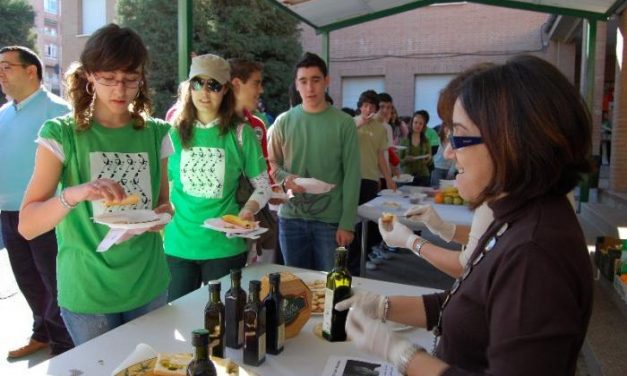 Unos 500 alumnos de Coria se desayunan con aceite Gata-Hurdes y aprenden a elaborar queso de la Serena
