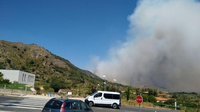 El Puesto de Mando Avanzado estudia la evacuación de Cilleros y Villamiel debido al fuego