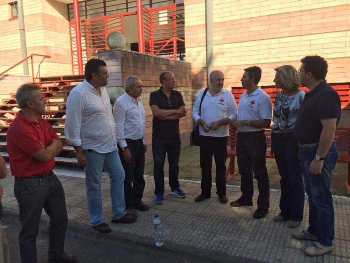 El presidente de los populares extremeños, José Antonio Monago, visita a los evacuados de Sierra de Gata