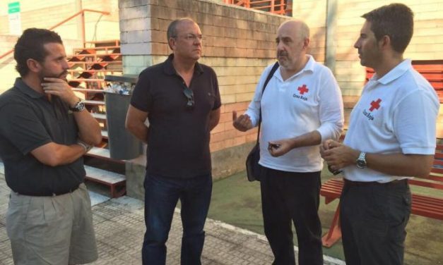 El presidente de los populares extremeños, José Antonio Monago, visita a los evacuados de Sierra de Gata