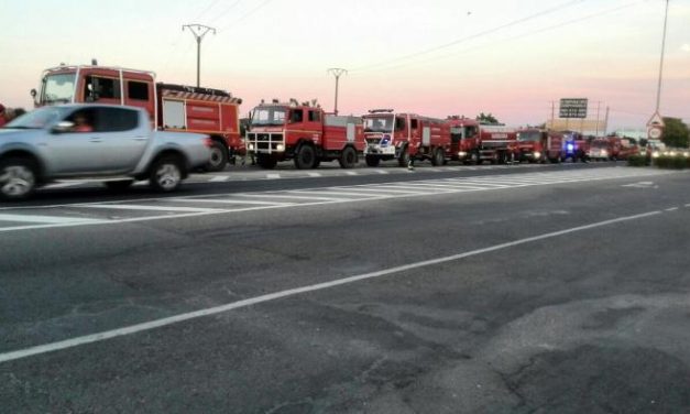 Un centenar de bomberos y  32 camiones lusos colaboran en la extinción del incendio en Sierra de Gata