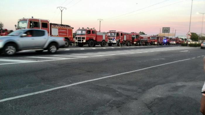 Un centenar de bomberos y  32 camiones lusos colaboran en la extinción del incendio en Sierra de Gata