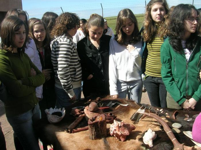 Estudiantes de Secundaria del Instituto Jálama participan en unos talleres sobre la Prehistoria
