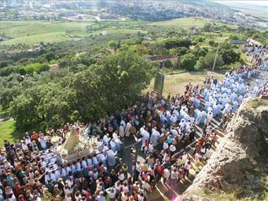 Miles de cacereños reciben a la patrona de la ciudad, la Virgen de la Montaña, en una espléndida tarde