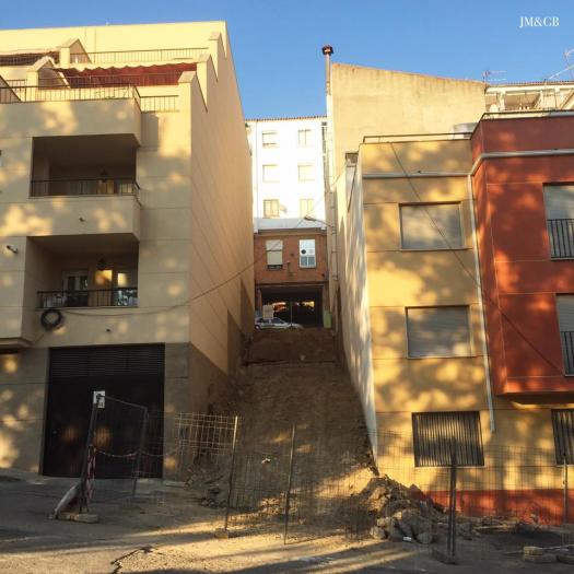 El Ayuntamiento de Coria continúa con las obras de las escaleras de la calle Cervantes