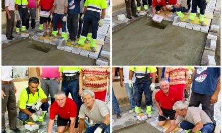 Trabajadores de Coria entierran un cofre con información de la localidad bajo el nuevo pavimento