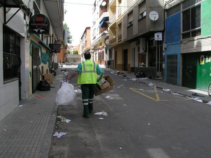 El servicio de limpieza de la empresa Pilsa de Coria urge al ayuntamiento y policía más control en el mercadillo