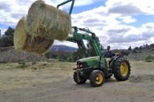 Diputación de Cáceres realiza la tercera entrega de alpacas de heno en los municipios Acebo y Hoyos