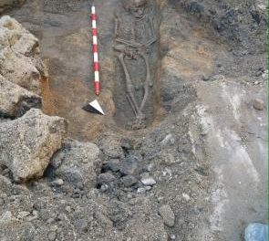 Restos arqueológicos afloran en la Plaza Mayor de Zarza durante las obras de pavimentación