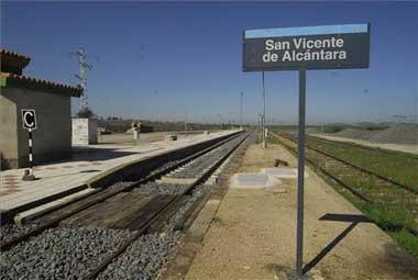 El consejero de Fomento insiste en que la línea férrea de Cáceres a Valencia de Alcántara no se cerrará