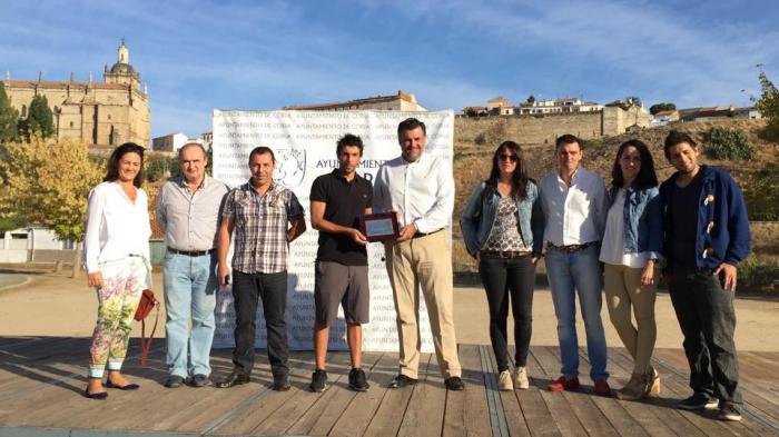 El Ayuntamiento de Coria homenajea al deportista Pedro Eloy Valle por su «esfuerzo y triunfos»