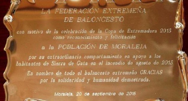 Moraleja recibe el reconomiento de la Federación de Baloncesto por su labor durante el incendio