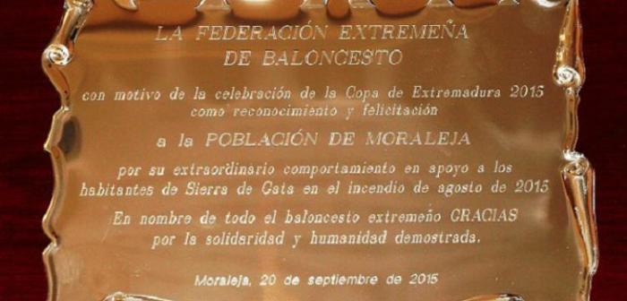 Moraleja recibe el reconomiento de la Federación de Baloncesto por su labor durante el incendio