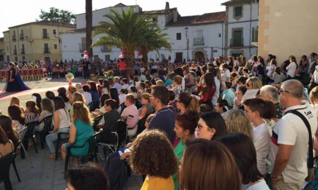 La Asociación Oncológica de Extremadura recauda cerca de 3.000 euros en una gala solidaria en Coria
