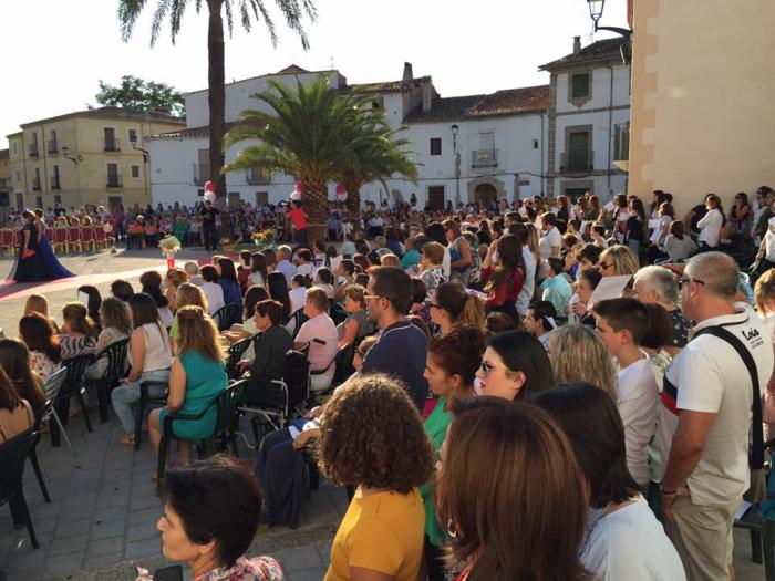 La Asociación Oncológica de Extremadura recauda cerca de 3.000 euros en una gala solidaria en Coria
