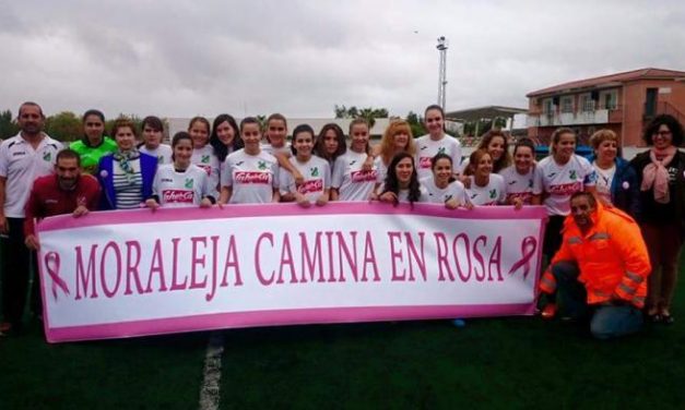 El partido de fútbol solidario del I Mes Rosa de Moraleja recaudó cerca de 300 euros este fin de semana