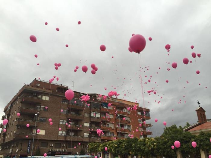 La Marcha Rosa de Coria cuenta este sábado con un gran número de participantes a pesar de la lluvia