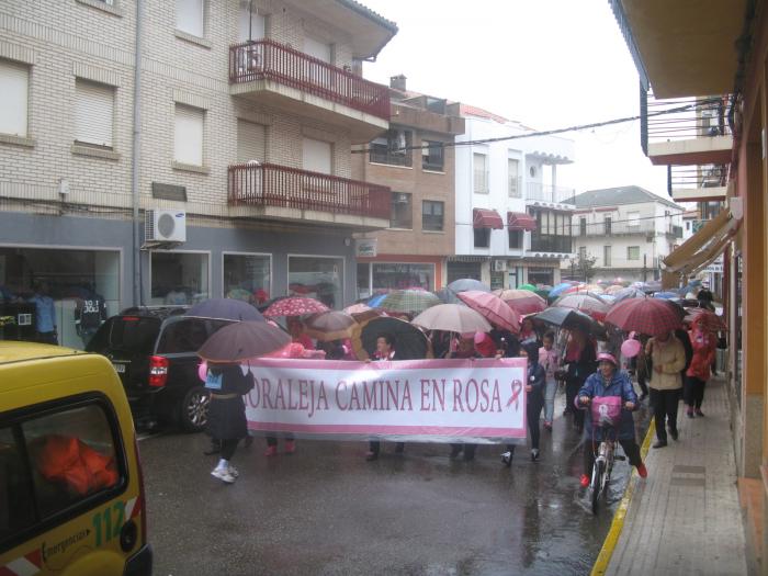 En torno a 1.000 personas se han dado cita este domingo en la Marcha Rosa de Moraleja
