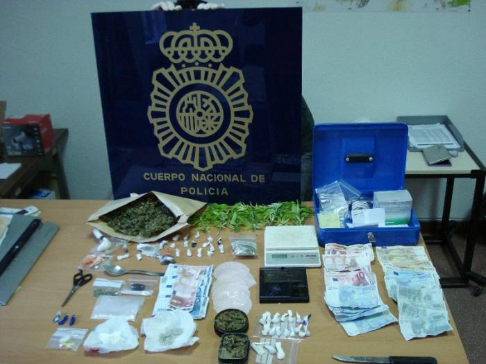 La Policía Nacional de Cáceres arresta a tres chicos de entre 21 y 25 años con medio kilo de drogas