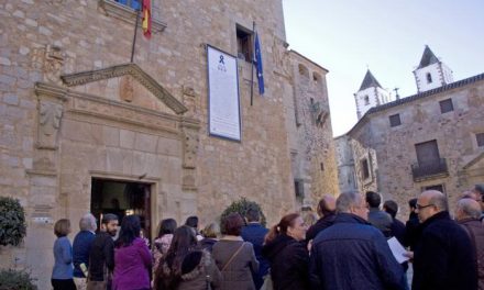 La Diputación de Cáceres recuerda a las víctimas de violencia de género con una esquela gigante