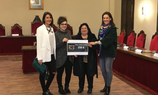El consistorio de Coria premia con 250 euros a la ganadora del concurso de la «Noche de compras»