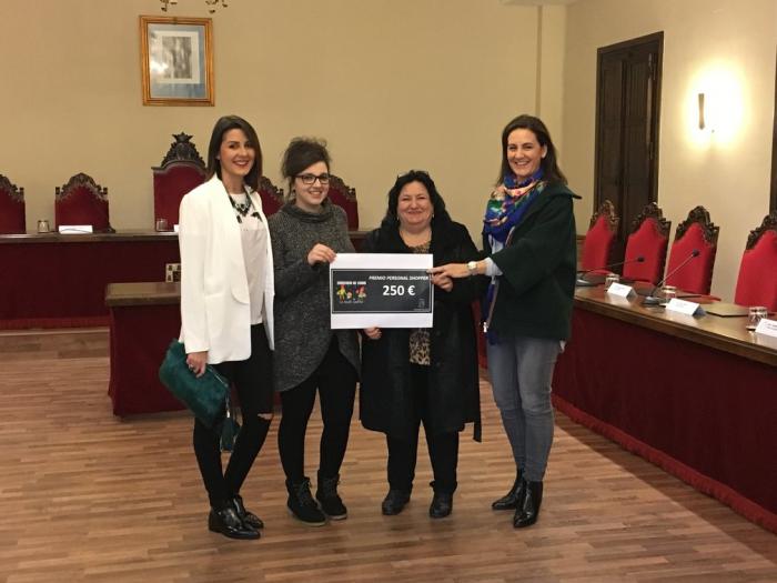 El consistorio de Coria premia con 250 euros a la ganadora del concurso de la «Noche de compras»
