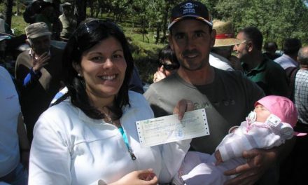 El Ayuntamiento de Casas del Monte entrega cheques de 500 euros a seis bebés para fomentar la natalidad